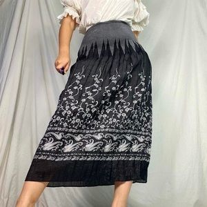 Y2K grey embroidered maxi skirt🌸🖤
